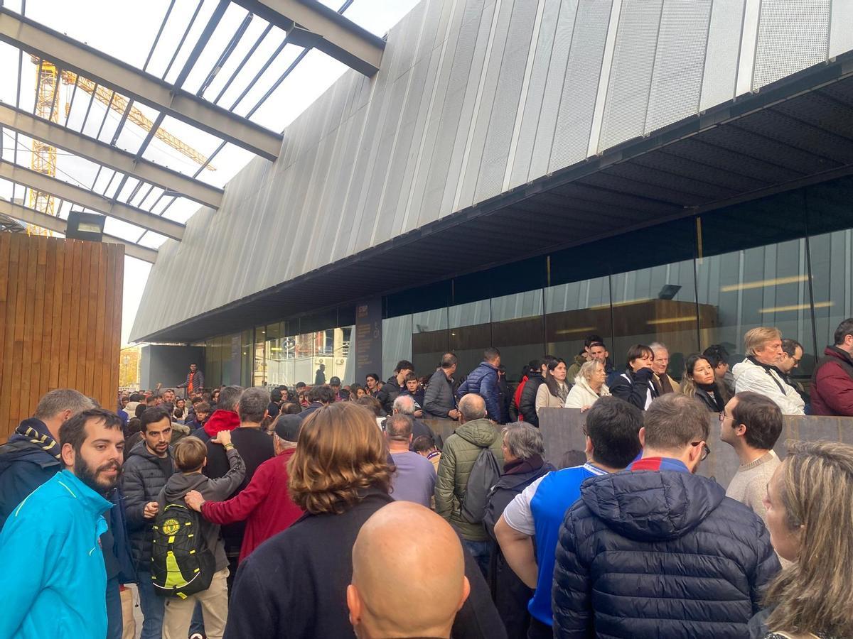 Los aficionados el Barça delante de las oficinas del Barça tras el problema con la app