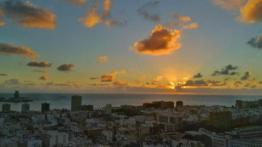 Amanecer de este martes, ayer, en Las Palmas de Gran Canaria.