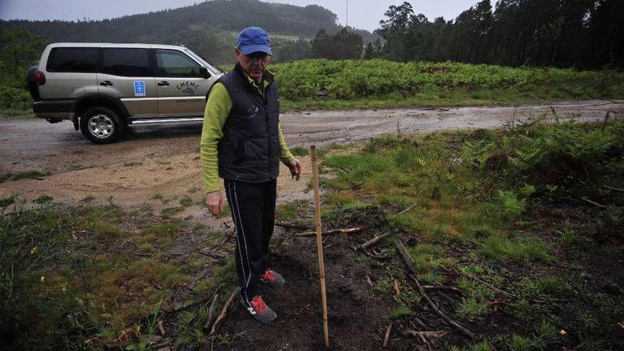 El presidente de la comunidad de montes de Sobrán, Manuel Barcala, muestra uno de los. // Iñaki Abella