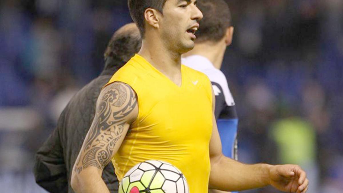 Luis Suárez con el balón del Deportivo-Barça