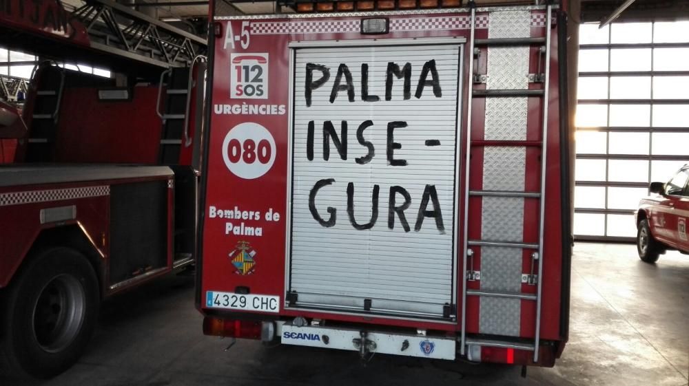 Pintadas en los camiones de bomberos de Palma