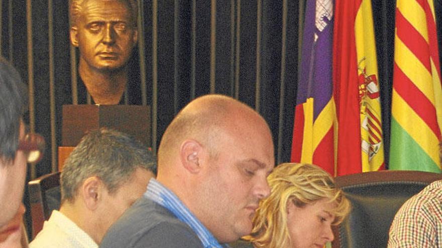 Un busto de Juan Carlos I preside la sala de plenos de sa Pobla.