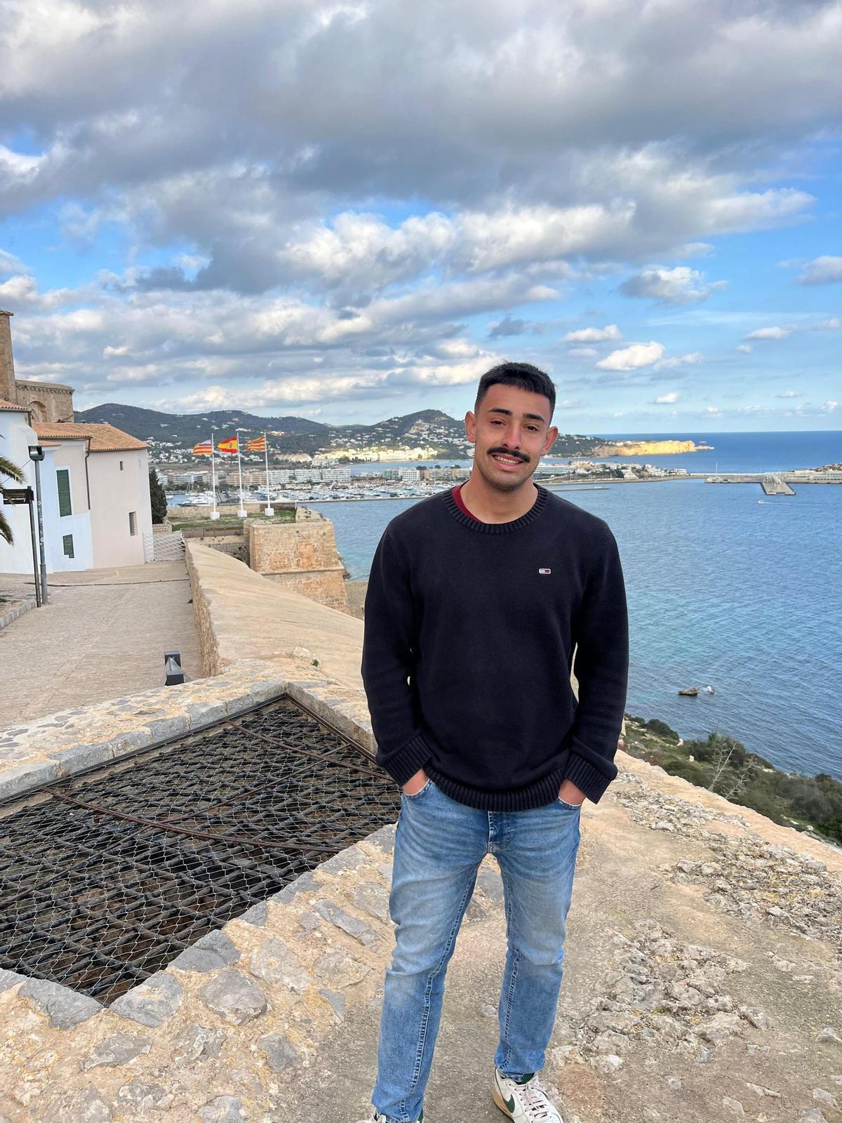 Davo en uno de los baluartes de Dalt Vila.