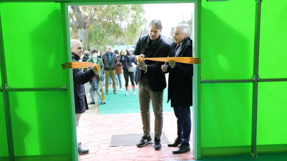 Javier de Diego corta la cinta inaugural en el pabellón del Parque Deportivo Ebro junto a Rafa Pascual, mejor jugador español de la historia.