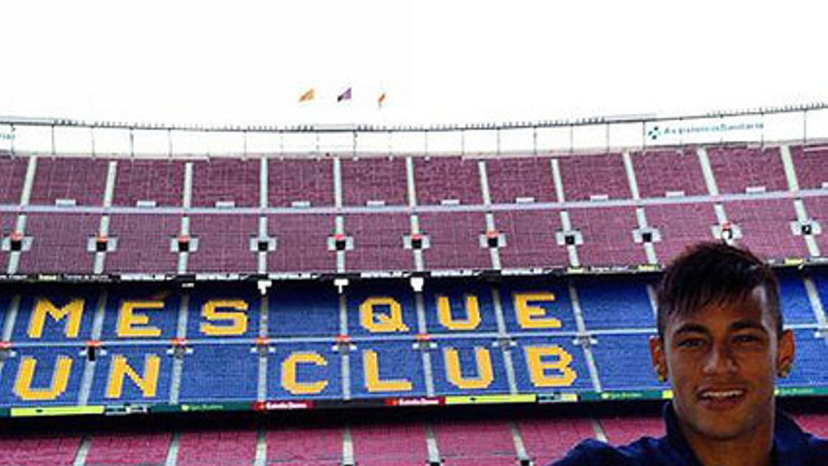 Neymar disfruta del Camp Nou poco antes de abandonar el estadio