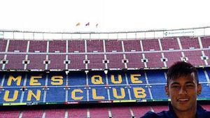 Neymar disfruta del Camp Nou poco antes de abandonar el estadio.