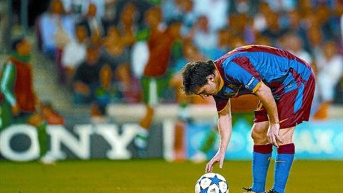 Messi se prepara para disparar el penalti contra el Panathinaikos en la primera jornada de la Champions.