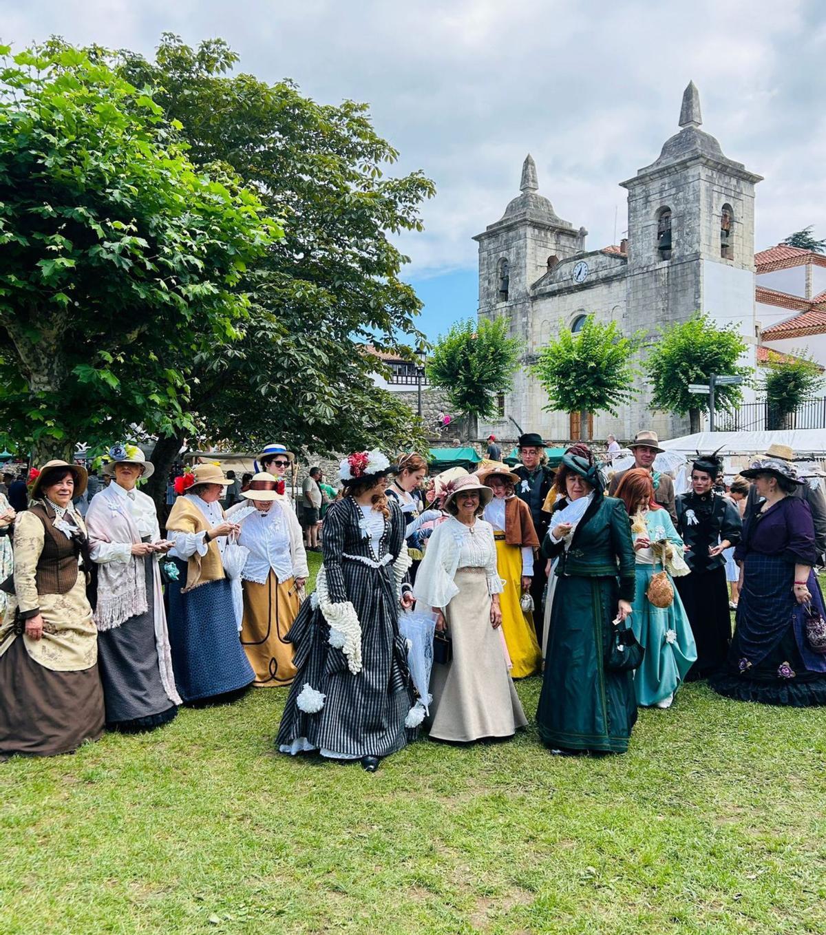 Tres momentos del desfile inaugural  de la Feria de Indianos y, a la izquierda de estas líneas, el Museo de la Emigración de Colombres. |