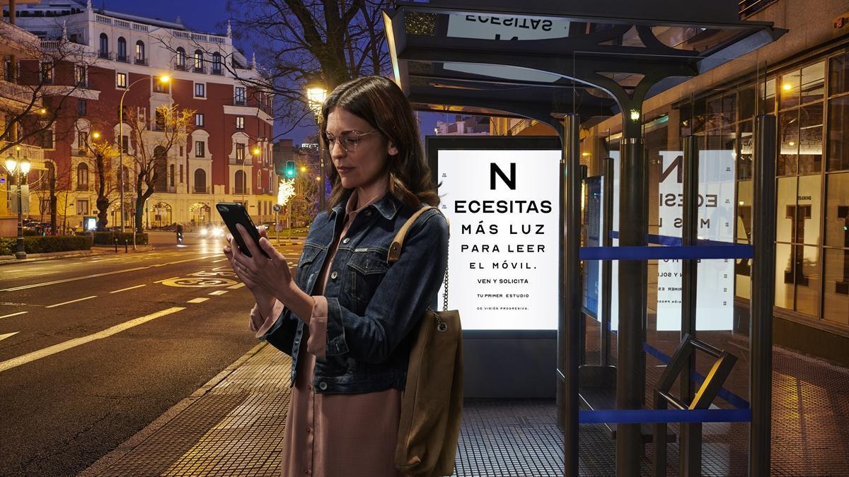 Una marquesina de autobús muestra la campaña de Federópticas