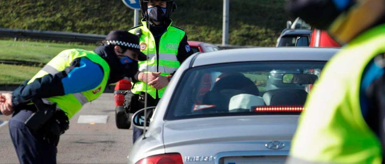 Un control policial en Gijón.