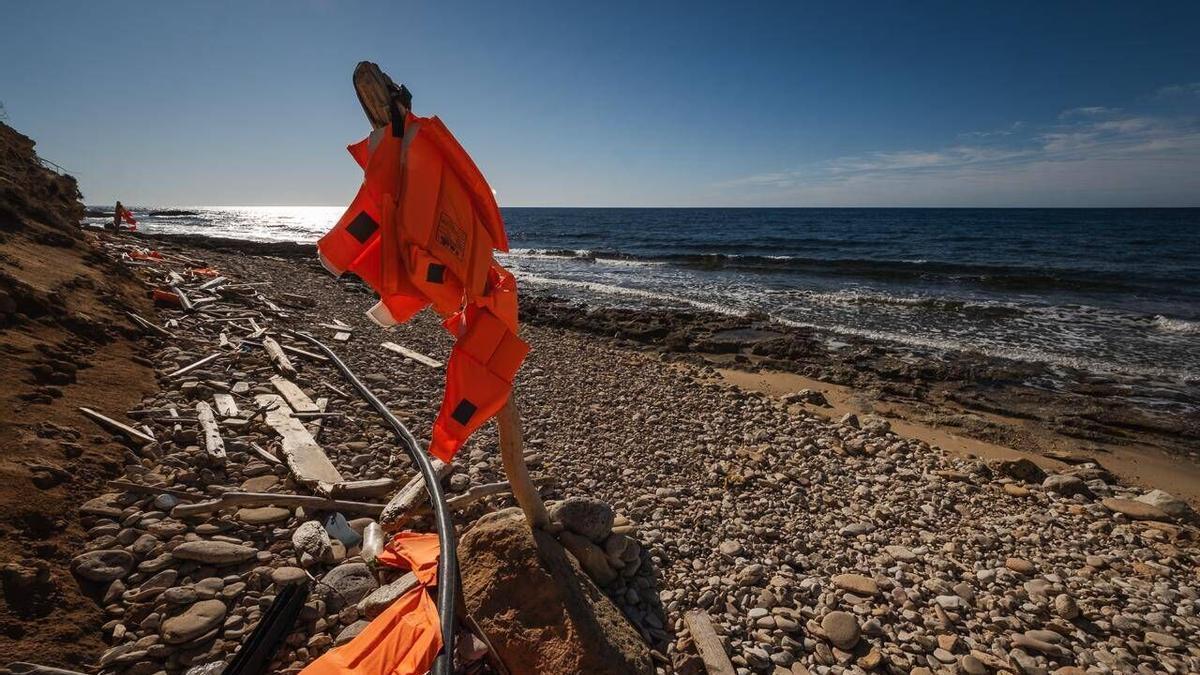 Chalecos salvavidas abandonados en la costa de s'Estufador, Formentera