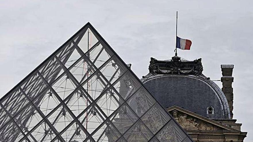La famosa pirámide del Louvre, ante las puertas del museo.