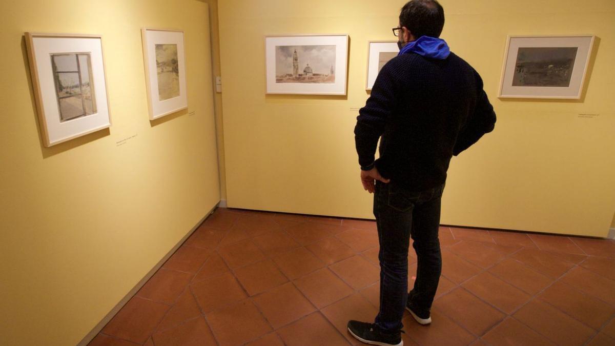 Un hombre observa, en el patio del Museo Ramón Gaya, las obras de Pedro Serna. | JUAN CARLOS CAVAL