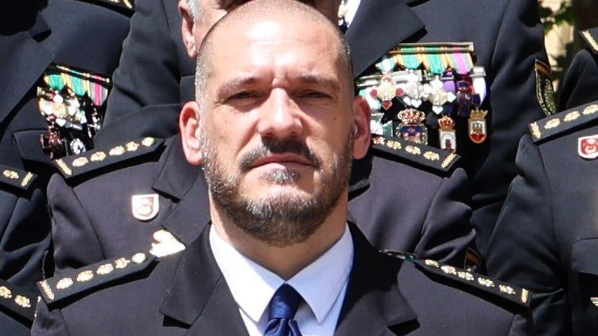 Luis Esteban, ganador de Pasapalabra, vestido de policía.