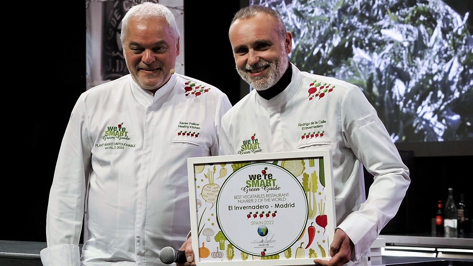 Rodrigo de la Calle recoge de manos de Xavier Pellicer el premio We're Smart como segundo mejor restaurante de verduras del mundo por El Invernadero.