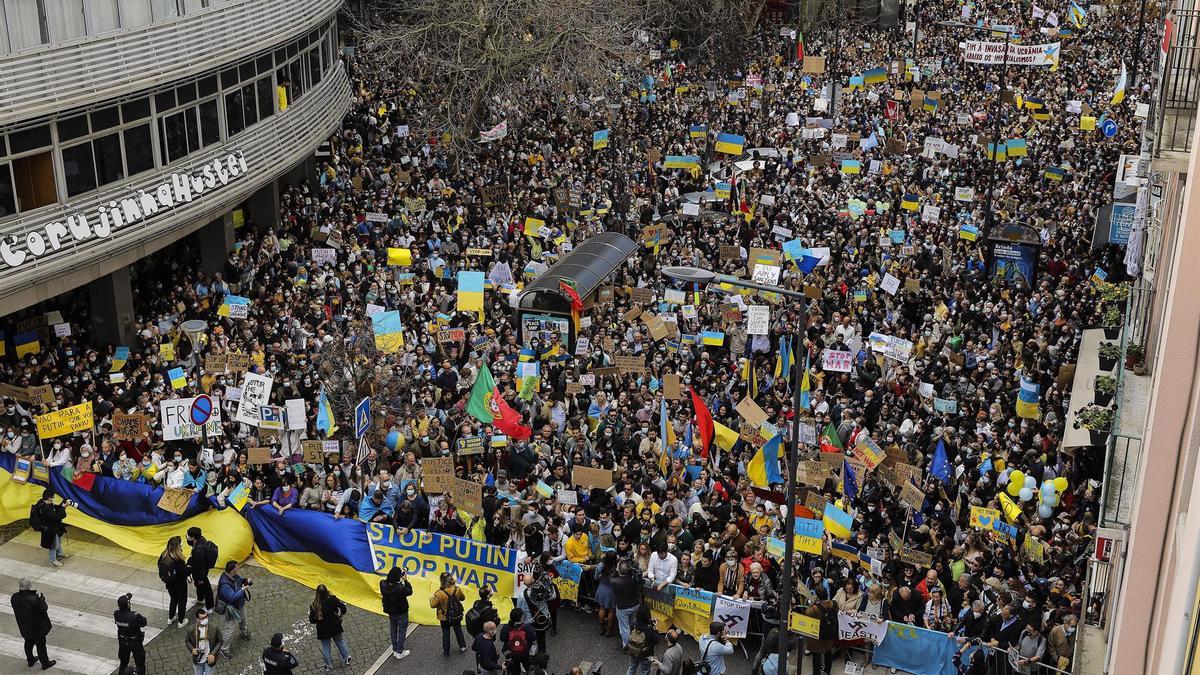 Manifestación llamada 'Por la paz, contra la invasión' organizada por la Juventud Socialista (JS), la Juventud Socialdemócrata (JSD), la Juventud Popular (JP) y los partidos políticos LIVRE, Iniciativa Liberal y PAN frente a la Embajada de Rusia, Lisboa.