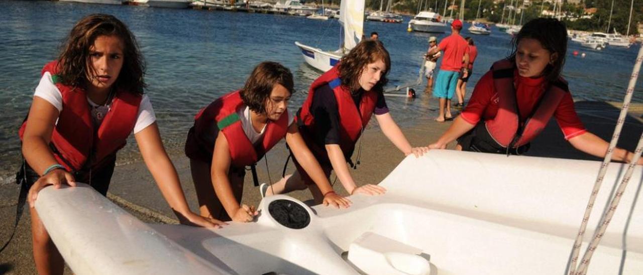 Alumnos de la escuela de vela del real Club Náutico de Aguete, en la ría de Pontevedra.