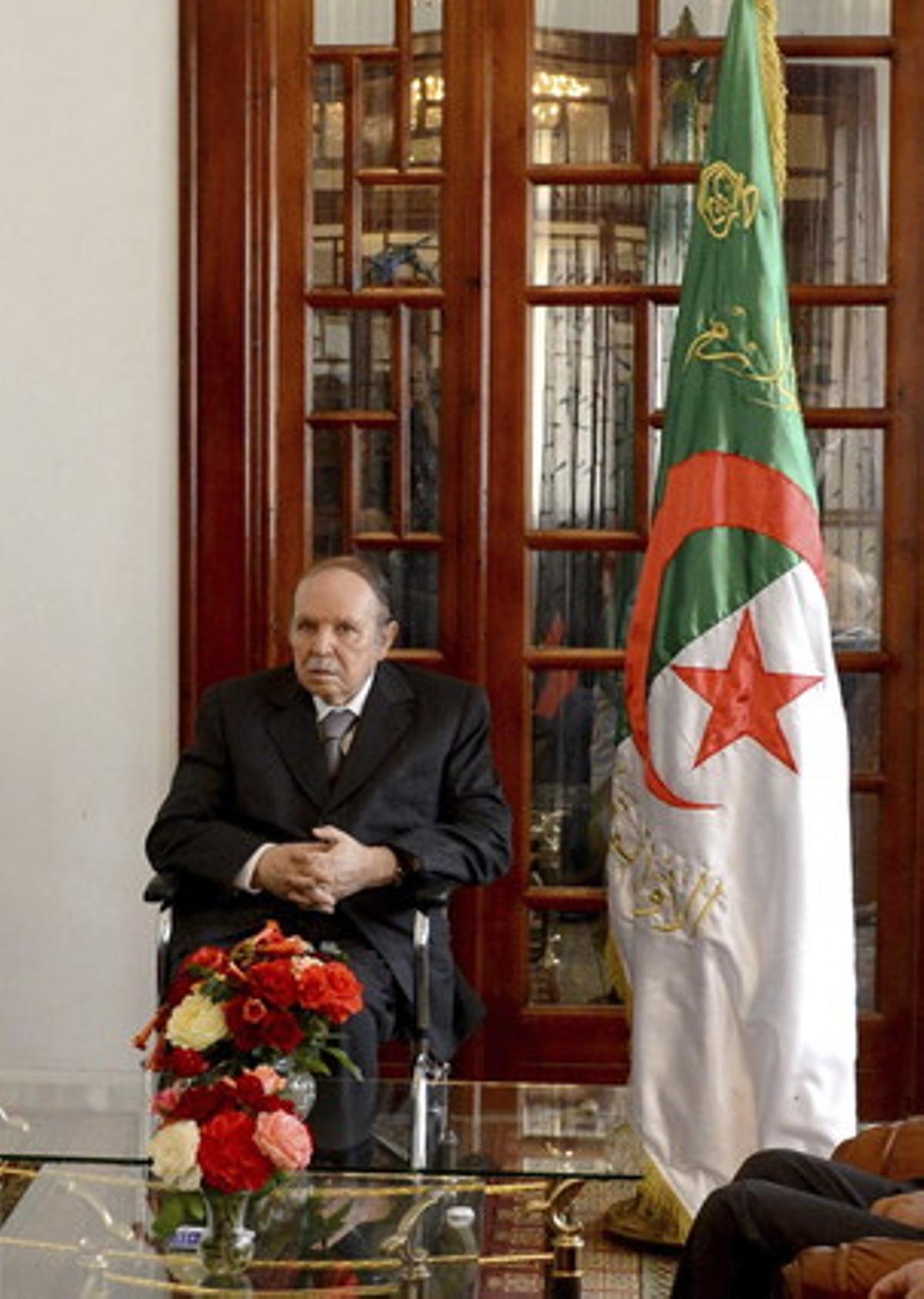Buteflika ha tornat aquest dimarts a Alger després de passar gairebé tres mesos hospitalitzat a França per un accident cerebrovascular.