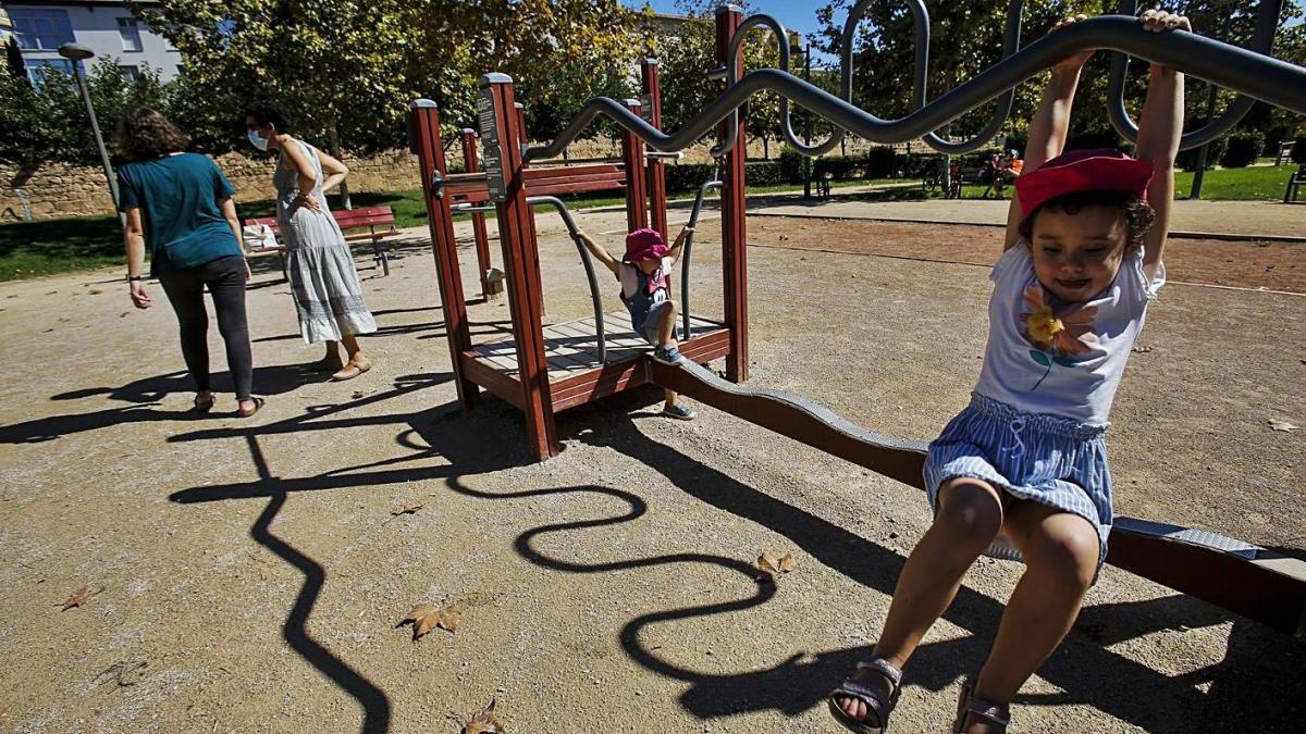 Niñas jugando en un parque de mayores o circuito biosaludable del Jardín del Turia, ayer.