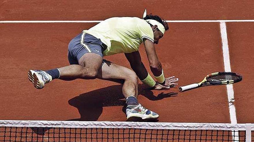 Nadal cae en un momento del partido de su debut en Roland Garros ante Hanfmann.