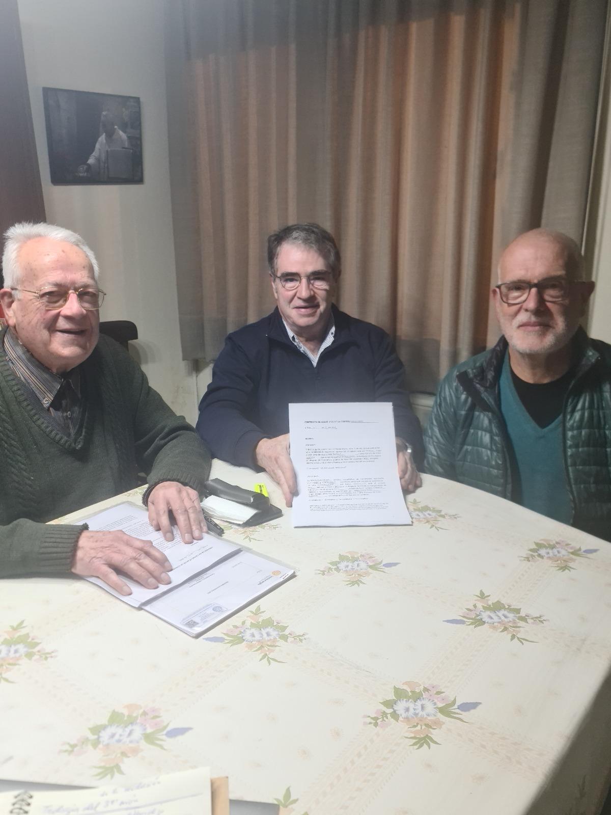 Signatura de la cessió de les teulades pel projecte de Castellcir amb el rector Mn. Jaume Soler