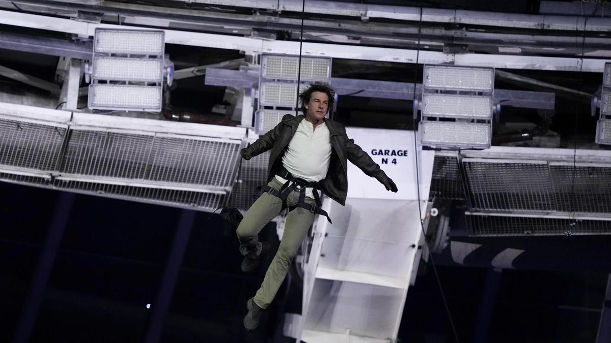 Tom Cruise, colgado de la azotea del Stade de France de París en la ceremonia de clausura de los Juegos.