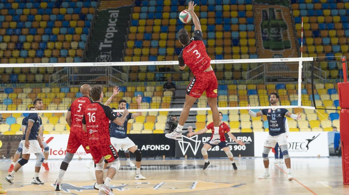 Jonás Ponzio, del San Roque, se eleva para rematar mientras Fabián Flores trata de formar un bloqueo. | CV SAN ROQUE