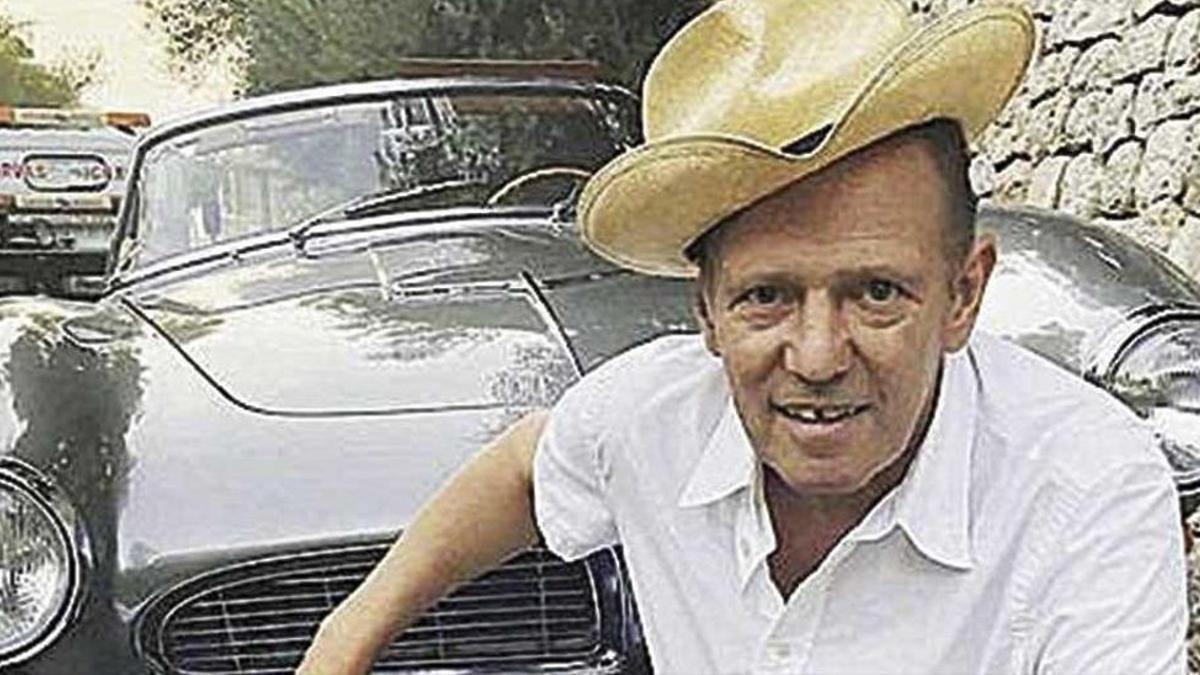 Paul Simonon, frente a un coche de época en Deià.