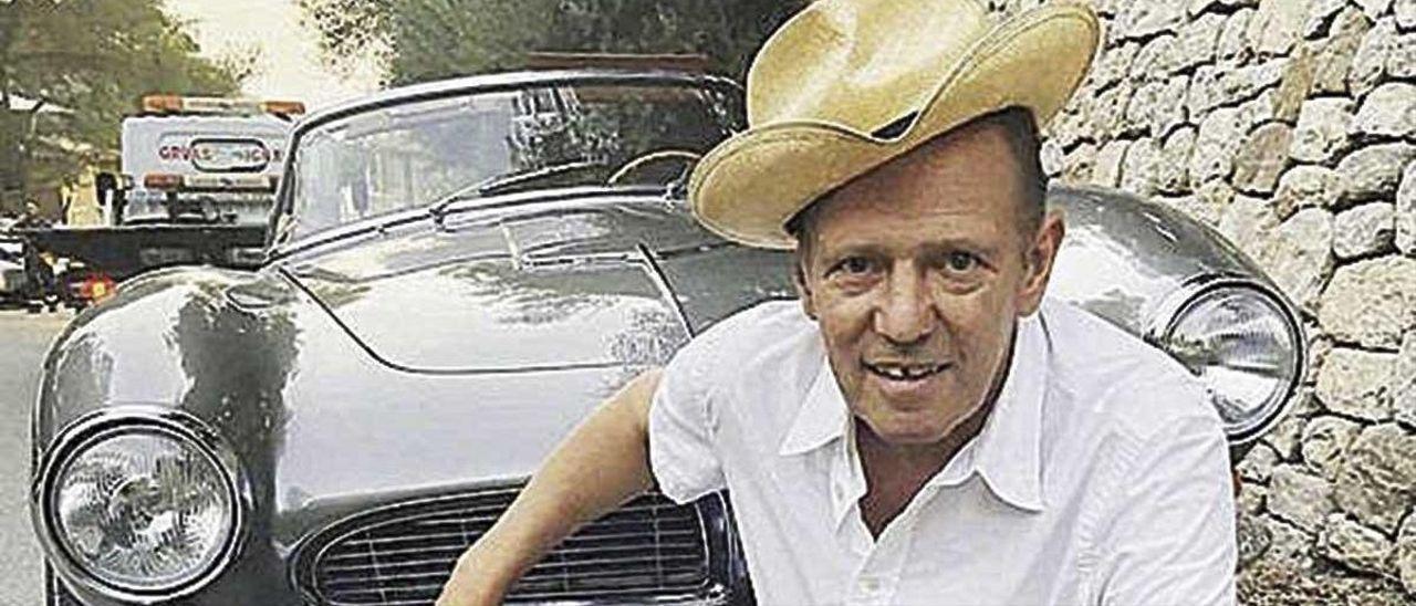 Paul Simonon, frente a un coche de época en Deià.