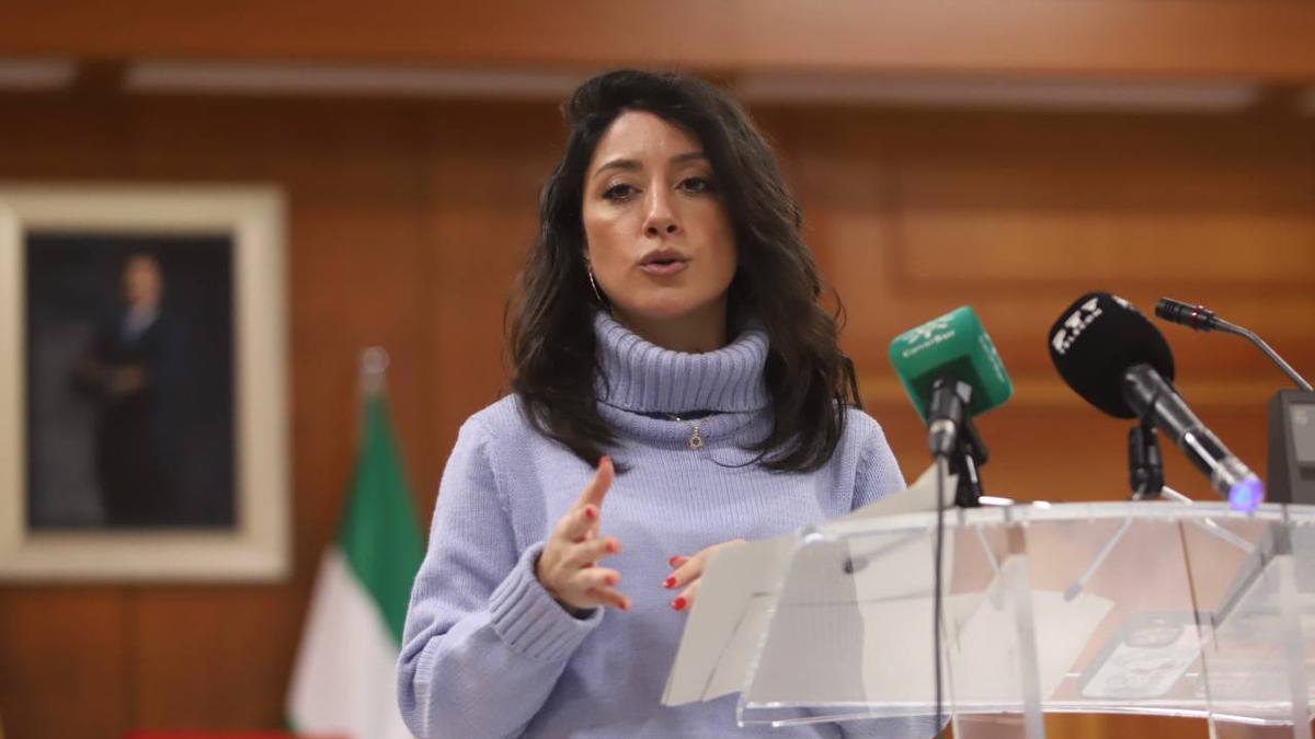 La delegada de Recursos Humanos, Cintia Bustos, informa de la subida de pluses en el Ayuntamiento de Córdoba.