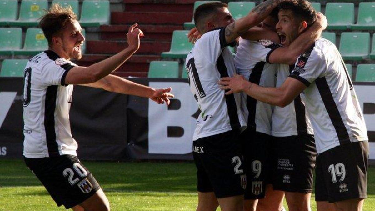 Celebración de un gol del Mérida.