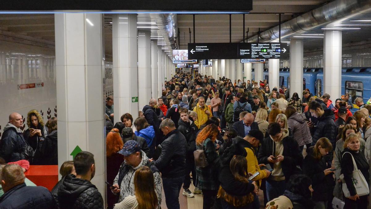 Ucranianos en el metro tras los bombardeos en Kiev.