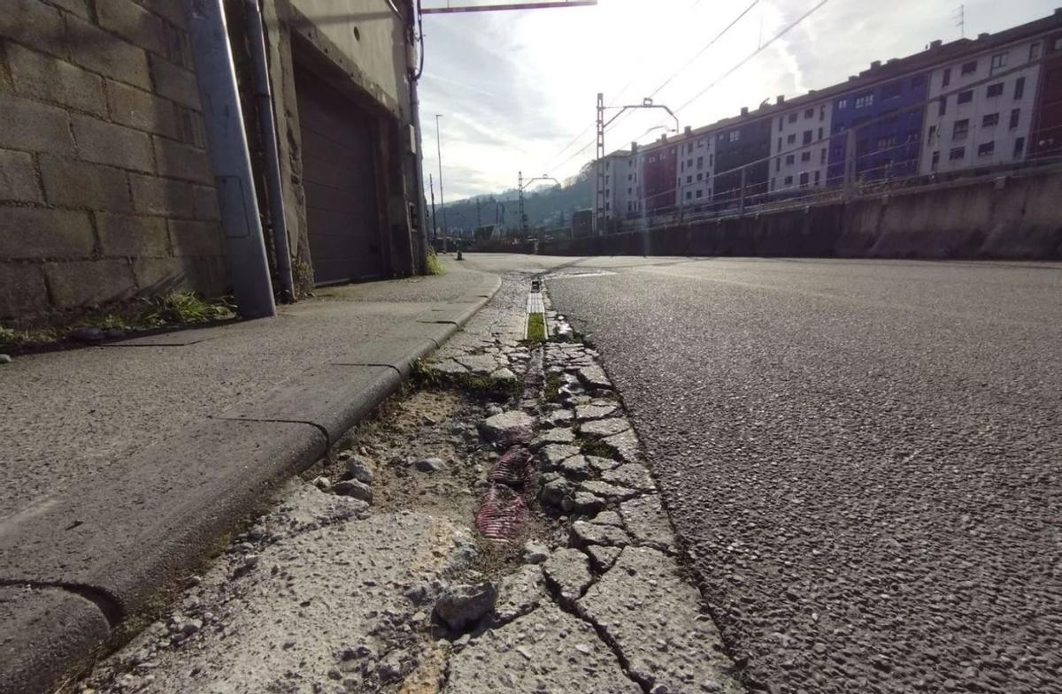 Desperfectos en la carretera del barrio.