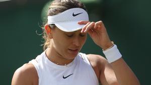 Wimbledon (United Kingdom), 07/07/2024.- Paula Badosa of Spain reacts during her Womens Singles fourth round match against Donna Vekic of Croatia at the Wimbledon Championships, Wimbledon, Britain, 07 July 2024. (Tenis, Croacia, España, Reino Unido) EFE/EPA/TOLGA AKMEN EDITORIAL USE ONLY / EDITORIAL USE ONLY