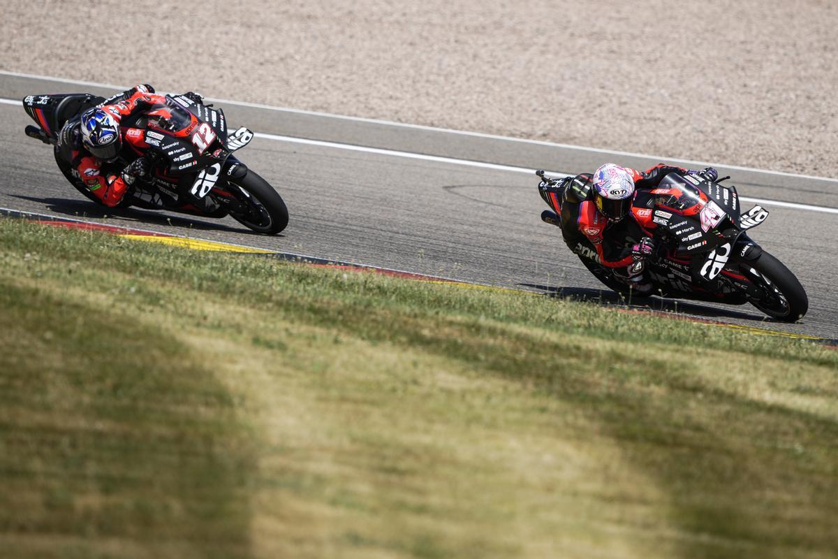 Maverick Viñales (Aprilia), a la izquierda, siguiente, en Assen, a su compañero Aleix Espargaró.