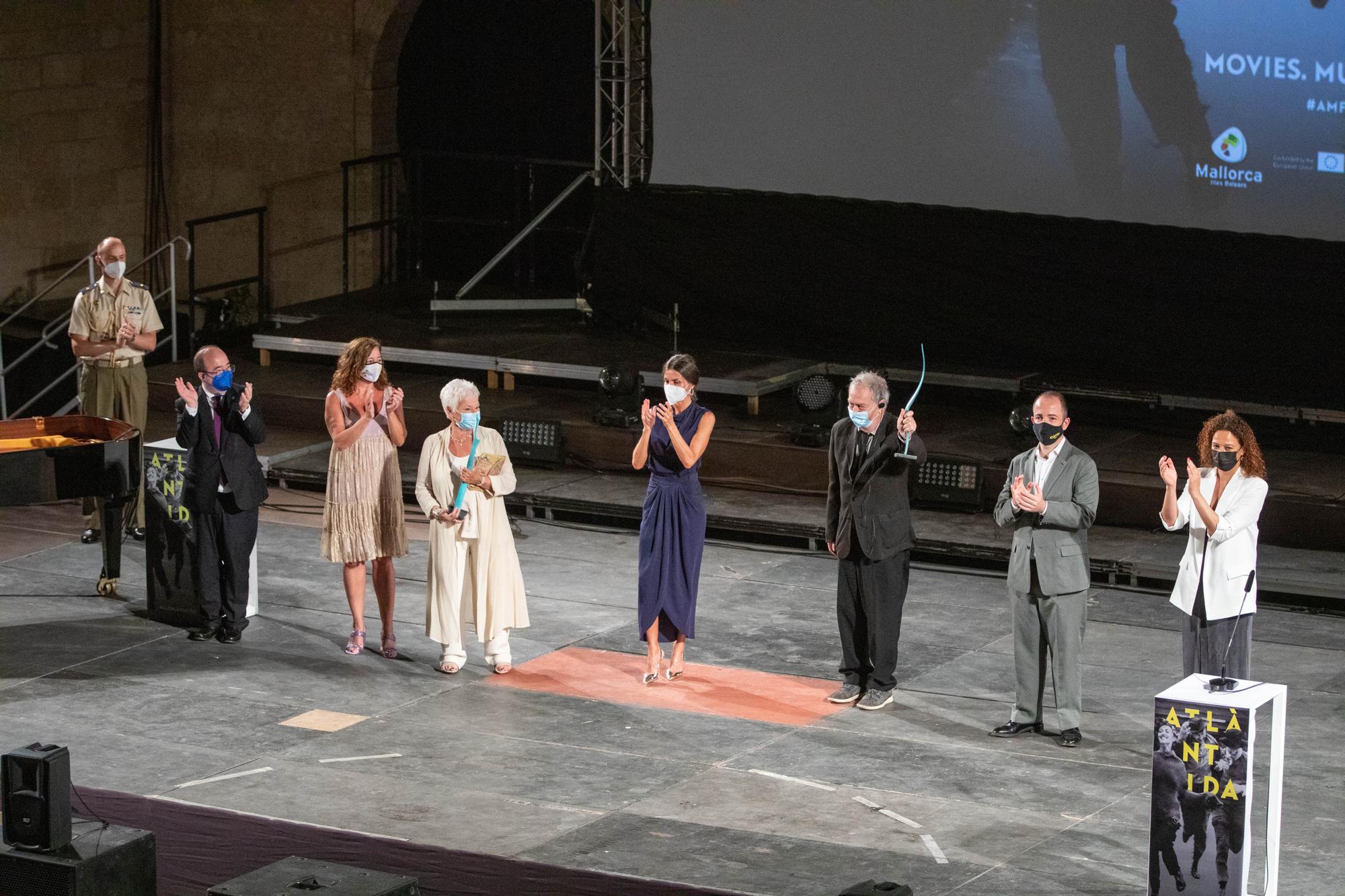 La Reina olvida el luto con vestido de seda en Atlàntida Film Festival