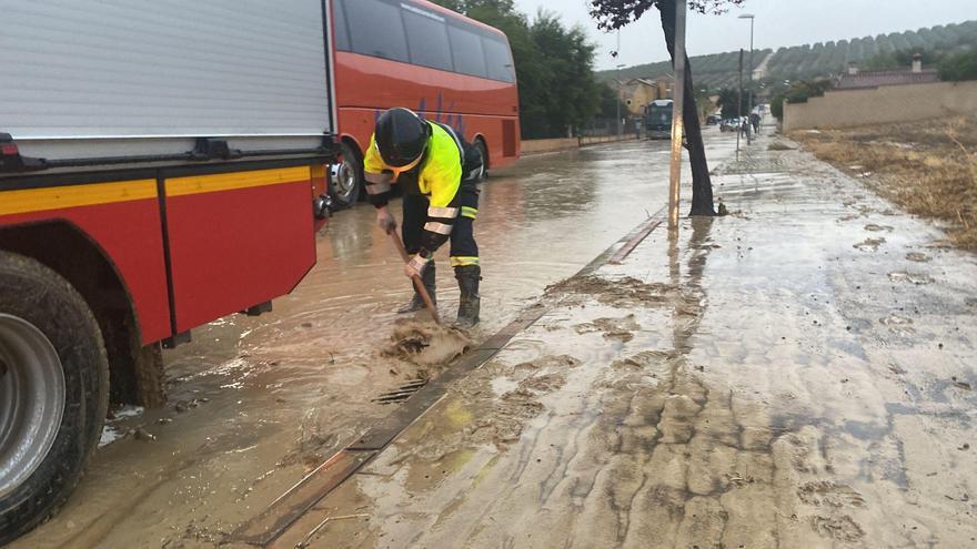 Una tromba de agua dificulta el acceso a una urbanización en Puente Genil e impide las clases en el IES Fuente Álamo