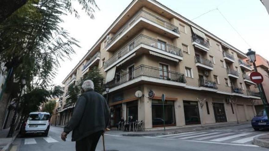 El edificio donde residía la víctima se encuentra en pleno centro urbano de Polop.