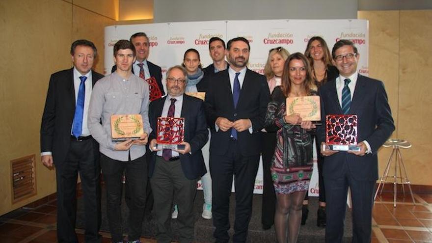 El consejero, con los premiados, entre ellos la malagueña Paula Ruiz, arriba, a la derecha.