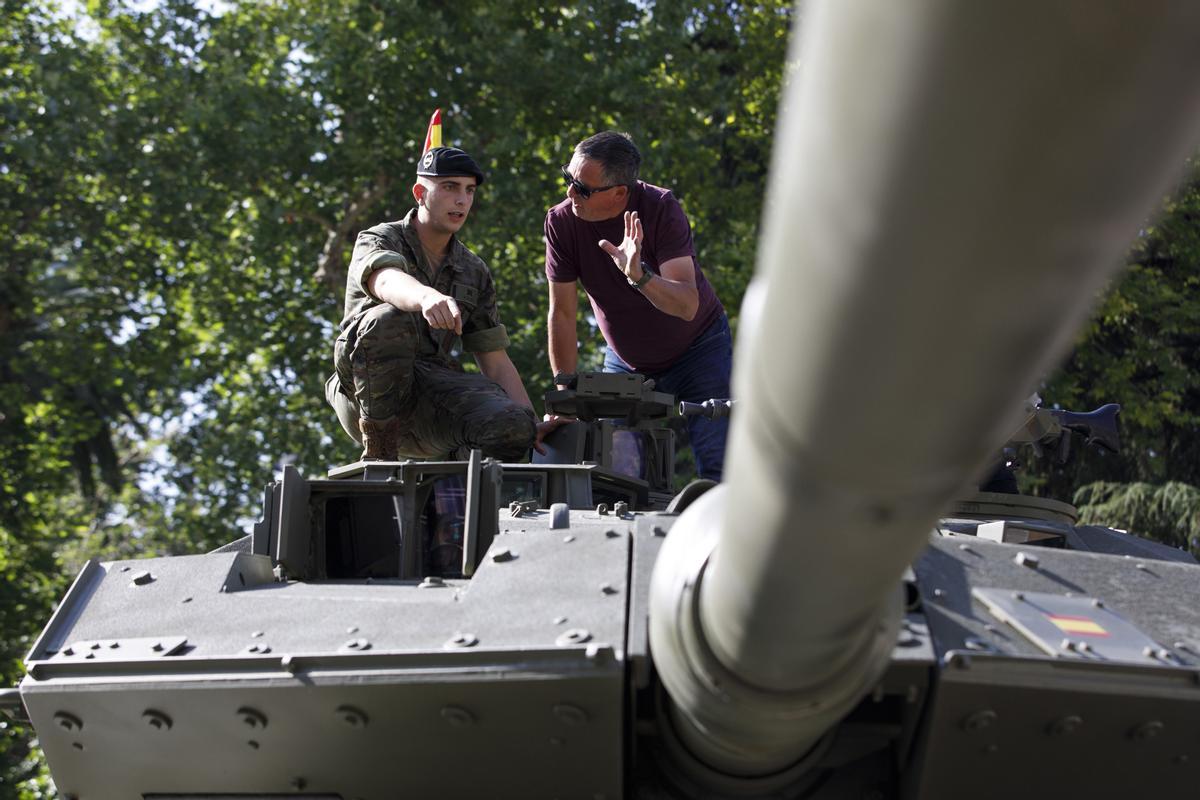 Los granadinos han podido examinar el material militar expuesto antes del Día de las Fuerzas Armadas.