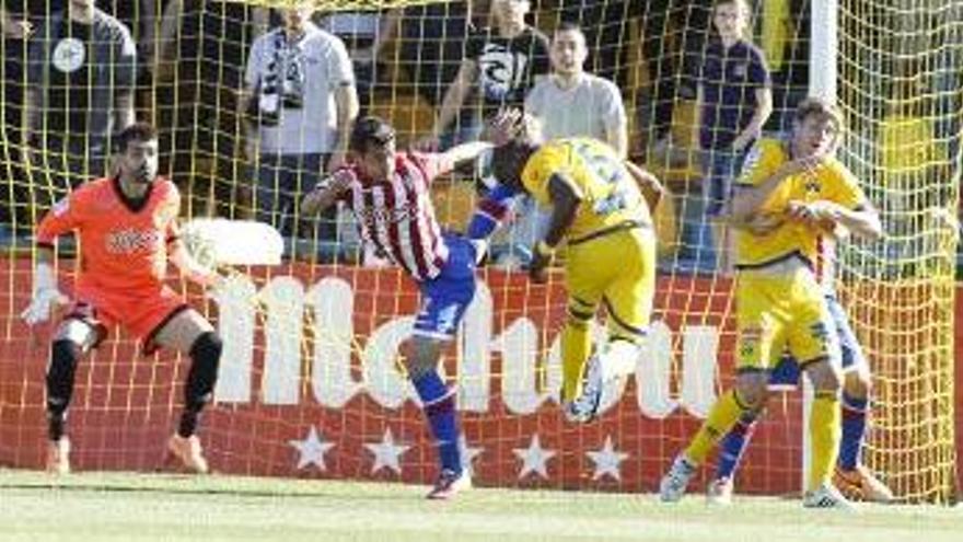 Babin marca un gol al Sporting.