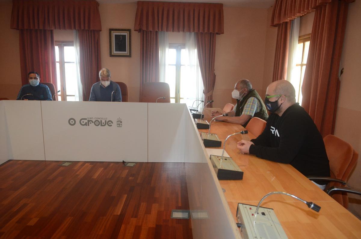 Una reunión entre representantes de los trabajadores y dirigentes políticos grovenses.