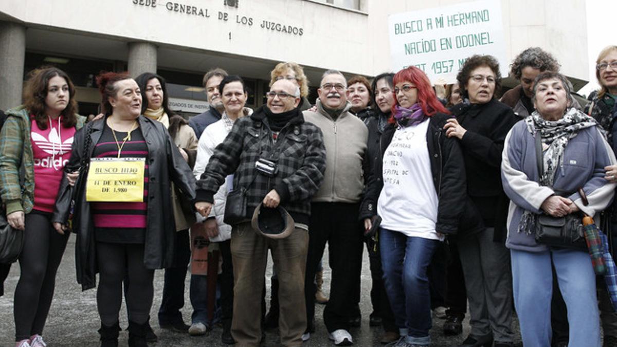 Protesta de la asociación SOS Bebés Robados ante los Juzgados de Plaza de Castilla, el pasado 18 de enero.