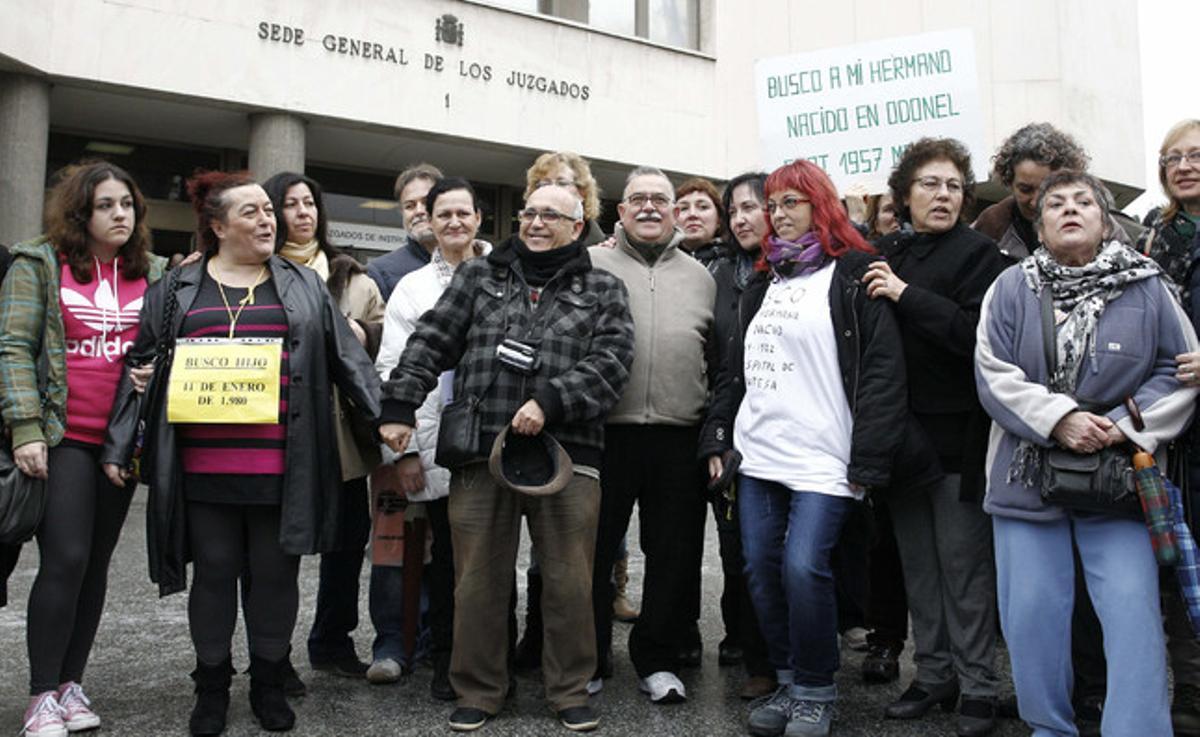 Protesta de l’associació SOS Nadons Robats davant dels Jutjats de plaça de Castilla, el 18 de gener passat.