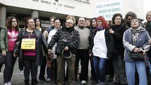 Protesta de la asociación SOS Bebés Robados ante los Juzgados de Plaza de Castilla de Madrid.