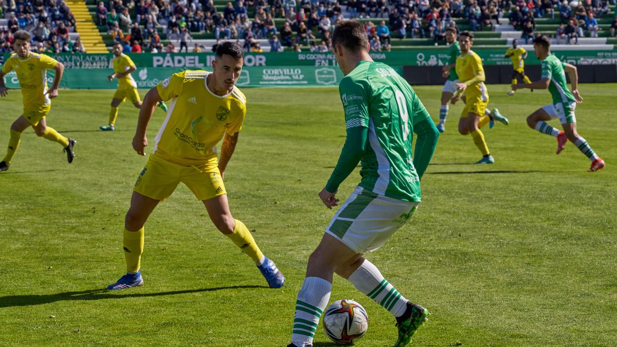 Solano encara a un rival durante el último partido del Cacereño ante el San Fernando.