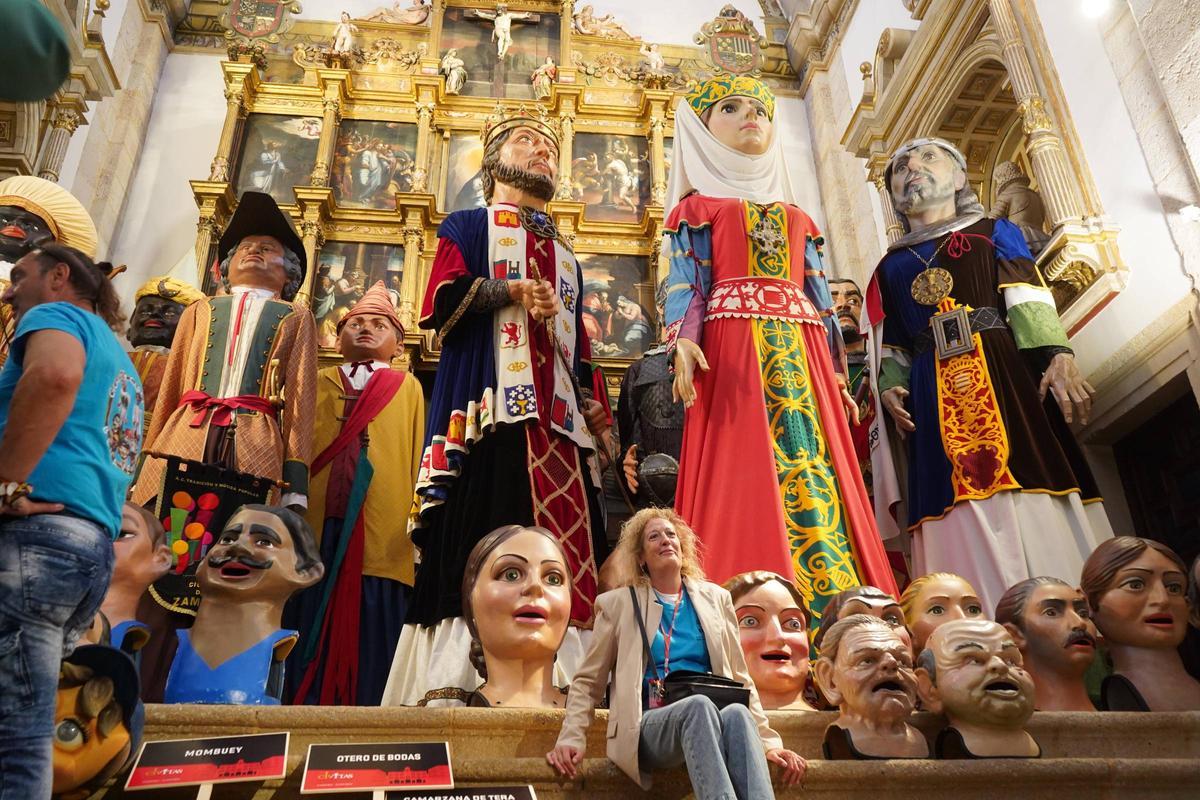 Encuentro de gigantes y cabezudos Encuentro de gigantes y cabezudos