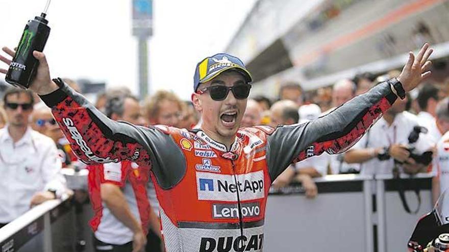 Jorge Lorenzo festejando el domingo su triunfo en el parque cerrado de Montmeló.