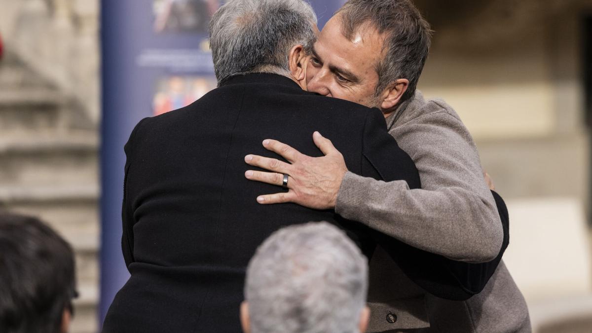 Joan Laporta abraza a Hansi Flick en la inauguración fotográfica de la Fundació Barça en el Palau Robert de Barcelona.