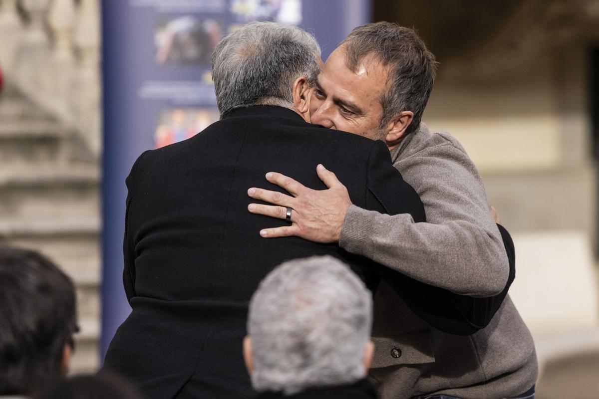 Joan Laporta abraza a Hansi Flick en la inauguración fotográfica de la Fundació Barça en el Palau Robert de Barcelona.